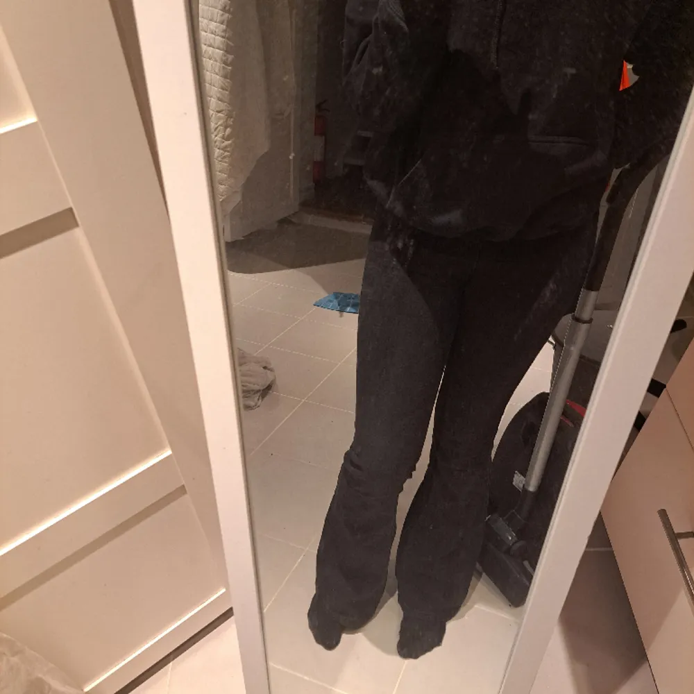 Säljer nu mina superfina jeans från pull&bear då de tyvärr blivit för små! Mina absoluta favoritjeans. Storlek 34, passar mig som är 169cm lång. Jeansen är i flare modell. Jeans & Byxor.