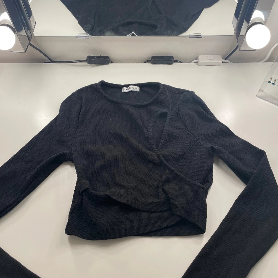 Kort, svart långarmad tröja