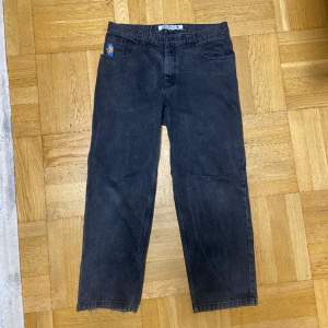 Jeans från märket polar skate and co. Original färgen är svårt men de har fått en grå nyans i tvätten 