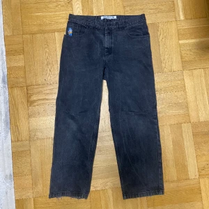 Polar 93 jeans  - Jeans från märket polar skate and co. Original färgen är svårt men de har fått en grå nyans i tvätten 