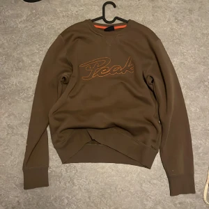 Vintage Peak Performance Sweatshirt - Tvärsnygg Peak sweatshirt med broderad logga. 