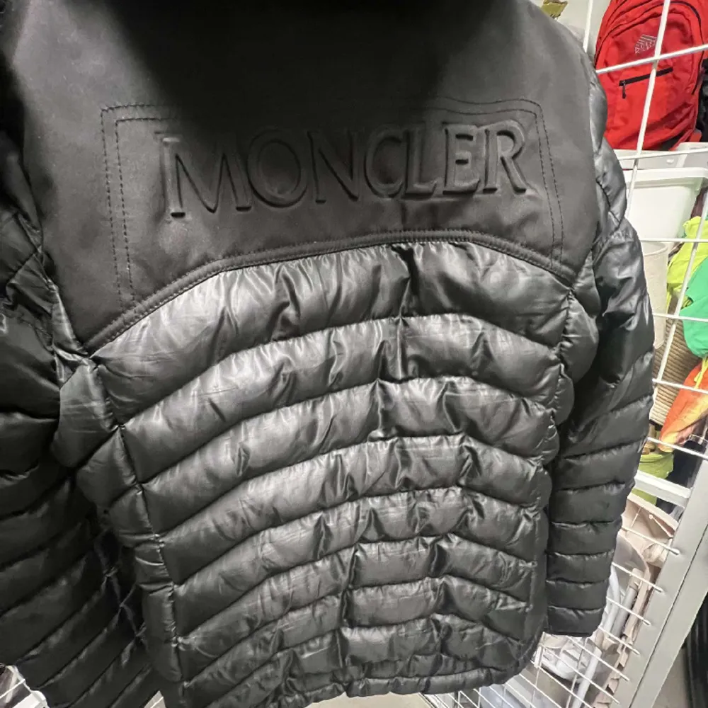 Moncler jacka, frågor besvaras i dm! (Fler bättre bilder i dm). Jackor.