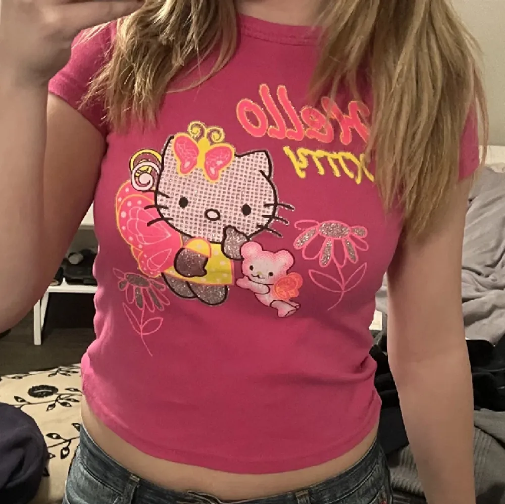 En rosa Hello Kitty T-shirt som passar storlekar upp till M beroende på hur du vill att den ska sita. I bra skick och stretchigt tyg. . T-shirts.