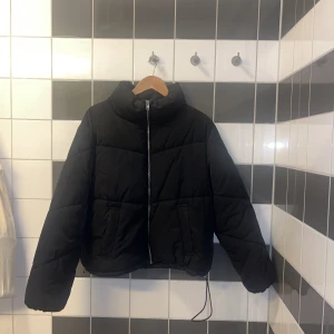 Svart puffer jacka  - Strl M 