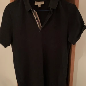 Burberry  - Burberry piké  Storlek M  Skick 9/10  Pris 899  