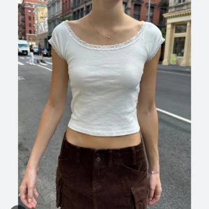 Vit brandy Melville top - Säljer denna topp som är använd några gånger. Perfekt nu till våren och sommaren. Pris går att diskutera 💕