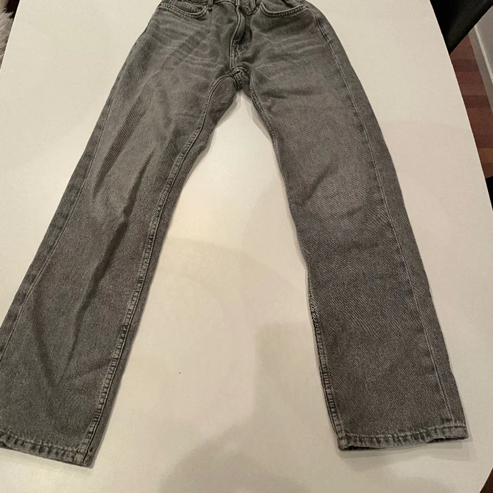 Säljer nu dessa feta jeansen pga att de är för små för mig. Köpte de för 400kr på zara och säljer de för 89kr. Skicket 9/10, har knappt använt dem, priset kan också diskuteras:). Jeans & Byxor.