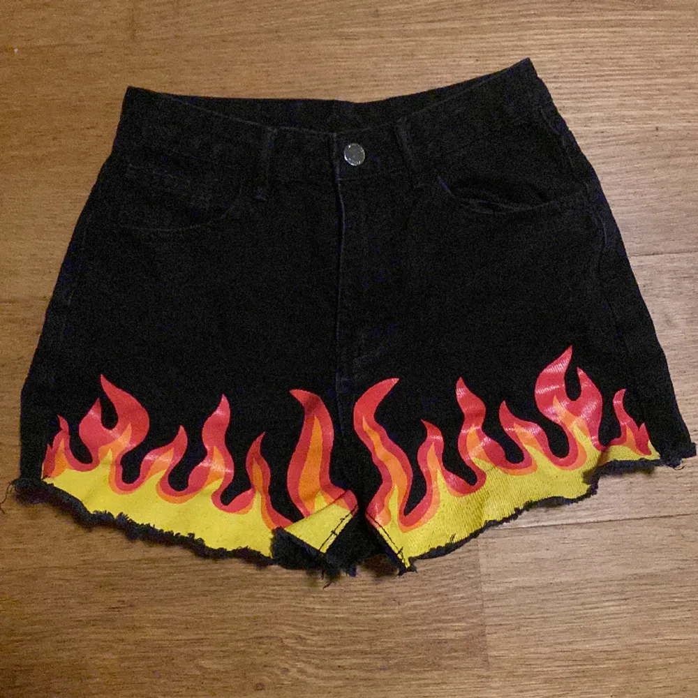Finna sommar shorts med flammor väldigt köna . Shorts.
