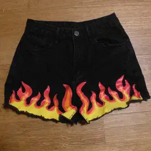 Finna sommar shorts med flammor väldigt köna 