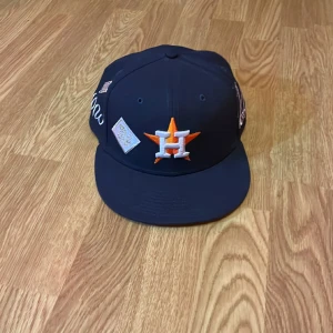 New era keps - Fitted cap från new era använd max 3 gånger pga att den är för stor. Storlek 7 3/8 58,7cm  