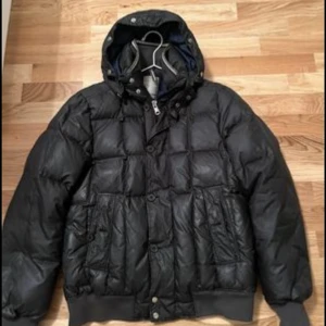 Dunjacka  - Herr din jacka J.lindeberg grå i stl L i bra skick