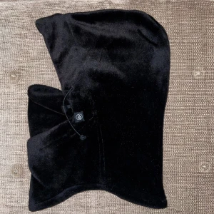 Fleece balaclava - Supergosig fleece balaclava från snowboardmärket Volcom. Perfekt att dra över eller under hjälmen kyliga dagar i skidbacken. Fint skick.