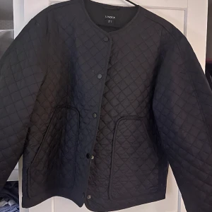 Lindex vårjacka - Ursnygg tunn dunjacka från Lindex🥰 Aldrig använd! Lite oversized i modellen så går stt ha både tunnare och tjockare tröjor under utan att det ser ”konstigt” ut🤩 