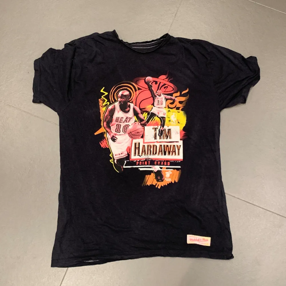 Svart t-shirt med Tim Hardaway tryck!  Bra skick förutom liten missfärgning på lappen nere i högra hörnet! . T-shirts.