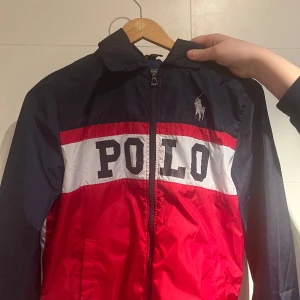 Ralph lauren windbreaker - Tja säljer nu en Ralph lauren wind breaker jacka  |  | Ny pris: cirka två tusen  | pris kan diskuteras | tveka ej vid att höra av dig vid ytterligare frågor kring jackan!