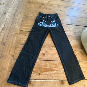 Y2k jeans - Liten midja, 66cm omkrets Längd 101cm Y2k jeans. Köpte på amazon säljer för de är för små