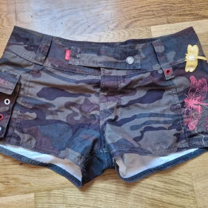 Armégröna Shorts med brodering - fickor och kardborrband 