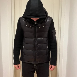 Moncler cardigan - Hej! Säljer nu min fina moncler cardigan. Har haft den i ungefär 2 månader. Storlek 2, passar även storlek 3!