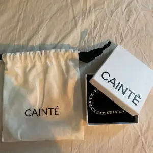 Helt oanvänt och nytt halsband från Cainté. Originalpris 825 kronor. Pris kan alltid diskuteras! 