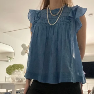 Blus - Säljer denna helt slutsålda blus från neo  noir! Använd en gång så är som nyskick. Nypris är 599. Skriv vid fler frågor, pris kan diskuteras❤️