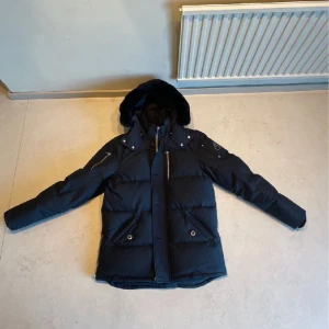 Äkta Mose Knuckles 3Q  - Färg: Navy Storlek: L Har haft den i 10 dagar Helt ny Inga skador Paket från johnells finns med