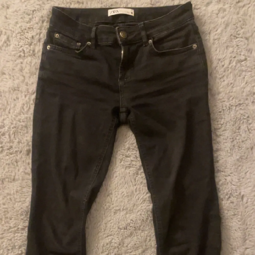 Intressekoll på mina svarta zara jeans, kan tänka mig sälja dom vid bra pris. Dom är sparsamt använda och jag köpte dom för 700. Skriv om du har några frågor💗💗. Jeans & Byxor.