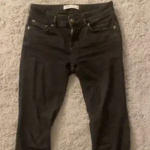 Intressekoll på mina svarta zara jeans, kan tänka mig sälja dom vid bra pris. Dom är sparsamt använda och jag köpte dom för 700. Skriv om du har några frågor💗💗
