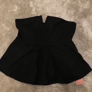 Topp - Snygg topp helt oanvänd med prislapp kvar och normal i storlek