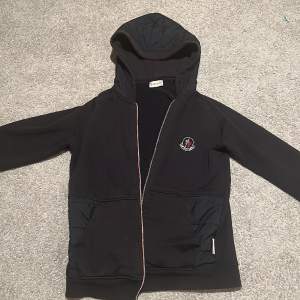 Rätt så ny Moncler hoodie använt 3-4 gånger, ny pris 2999kr/ mitt pris 1300kr.🔥
