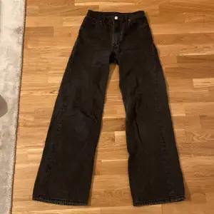 Svarta högmidjade jeans