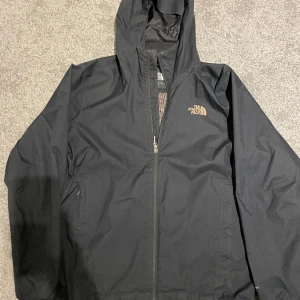 The north face jacka  - North face jacka St M  Skick: 8/10  Nypris: ca 1200 kr 