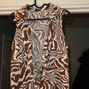 Figursydd klänning från fashion Nova  - En fin sommarklänning som är helt oanvänd den är i storlek L men är mer som en M 