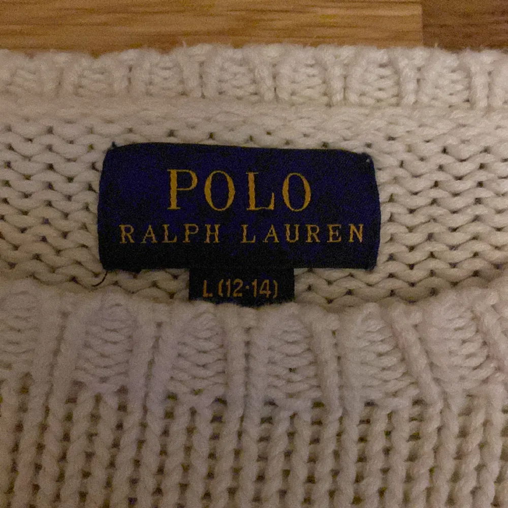 Säljer min skitsnygga Ralph Lauren tröja som är populär då den inte kommer till användning. Den är barn storlek men passar jättebra på mig som har xxs-s😊. Skriv om ni har några frågor! Kan tänka mig diskutera priset!. Tröjor & Koftor.