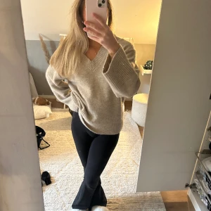 Stickad tröja  - Säljer denna grymt snygga oversized stickade tröjan från Ginatricot i en mörk beige färg. Aldrig använd. Storlek xs men skulle säga att den passar xs-m då den är oversized. Skriv för fler bilder!!!💕💕