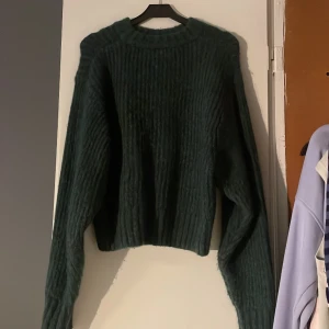 Stickad tröja  - Så fin stickad tröja i nyskick. Från monki storlek xs.