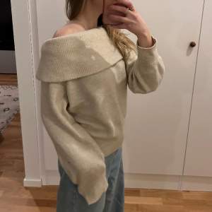 Beige stickad tröja från H&M i nyskick. Såå bekväm och gosig! Storlek S. Hör av dig om du undrar något💘