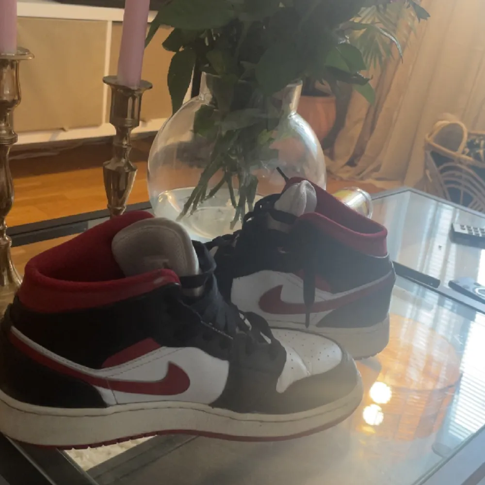 Jordan 1 MID i färgen ’Gym red’, skick 8/10, ingen slitage på lädern, sulan, ilägget, creasing på fram sidan, lite slitage på textilen men annars bra skick, säljer för det inte är min stil längre🤷‍♀️DM för fler bilder💕. Skor.