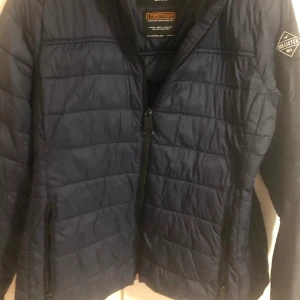 Hollister  - Hej ! Min jacka från Hollister i storlek L ! Jag vill sälja på 700 kr , den är i bra skick! 