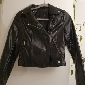 Liten bikerjacka lackfinish - Är storlek S men är ganska liten