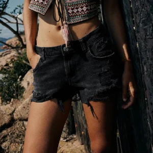 Zara shorts - Skit snygga lågmidjade shorts från zara!! De är helt nya endast testade. Nypris var 329kr men dom är slutsålda 💘Skriv för frågor💕