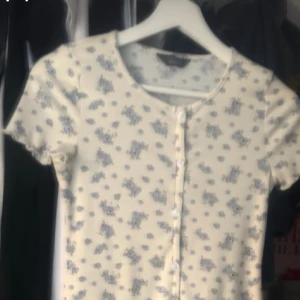 Blommig klänning 🪻 - En blomming klänning från primark. Den är också från new yourk jag köpte den när jag var i new yourk 2022 jag märkte sen att den inte var min stil så jag vill sälja den till någon annan som kan ha den den är i bra skick och funkar bra till mycket❤️