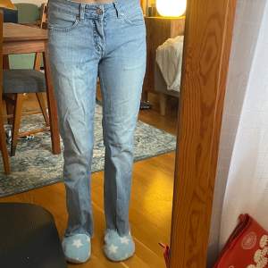 Super söta jeans från acne, av klipta på botten av jeansen⭐️Light wash, jag är 158 och dom passar i längden perfekt⭐️ Jag säljer dem efter som att de är lite för tighta i midan och låren.
