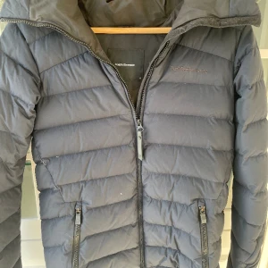 Vinterjacka  - Mörkblå Peak Performance vinterjacka, dammodell strl xs.  Mycket fint skick. 