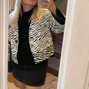 Zara jacka - Zebra jacka från Zara i storlek S! Så fint skick 🤍🤍 200 kr