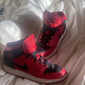 Jordans 1 mid - Säljer mina röda Jordans då dom ej kommer till användning Fick dom i julklapp förra året och dom är använda ca fem gånger så dom är i fint skick 😊 Fler bilder kan fixas💕 Tvättat och rengörs självklart innan 🥰