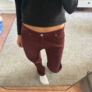 Röda byxor  - Säljer dessa röda byxor från Purdey. Står att de är i storlek 30 men detta är hur de sitter på mig med S. Nypris ca 5500