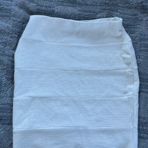 Ribbad kjol - Vit ribbad kjol från INSIDE. Andvänd fåtal gånger, utmärkt skick! Storlek: Xs men töjbar så skulle säga att den även passar S. Skriv för fler bilder eller frågor!💞