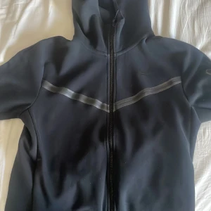 Nike tech fleece - Bra skick 8/10 knappt använd! Svart färg och tvättad 1 gång! 🤛🏽