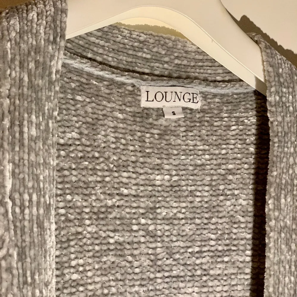 Fin kofta från Loungewear, nypris var 900 kr. Använd köp nu eller kom med prisförslag 💓. Tröjor & Koftor.
