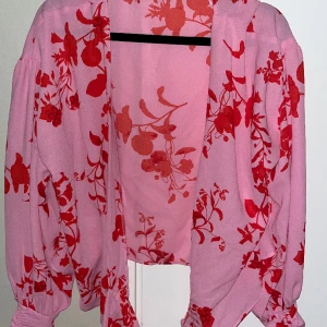 Snygg topp med knyt framtill - Snygg topp till både vardags och fest. Knappt använd. Ungefär som en kimono som man knyter där framme. Finns fler bilder. Supersöt och fin passform.  